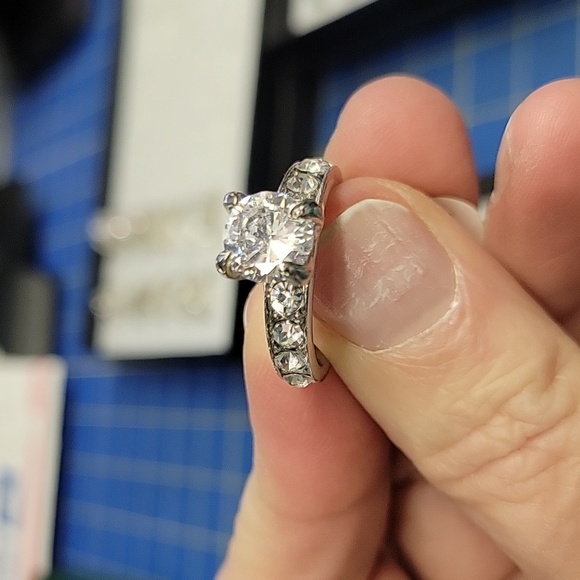 Felt's Fun Finds Jewelry - Solitaire w 8 Accent Stones Diamond Faux Silver Tone Ring Size 8